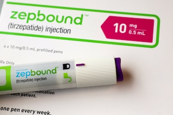 Una pluma inyectora de Zepbound, el medicamento para bajar de peso de Eli Lilly, se exhibe en la ciudad de Nueva York, EE. UU., el 11 de diciembre de 2023. REUTERS/Brendan McDermid
