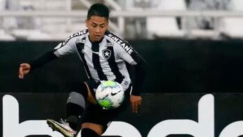 Alexander Lecaros jugó 14 partidos con Botafogo en 2020. - Crédito: Difusión