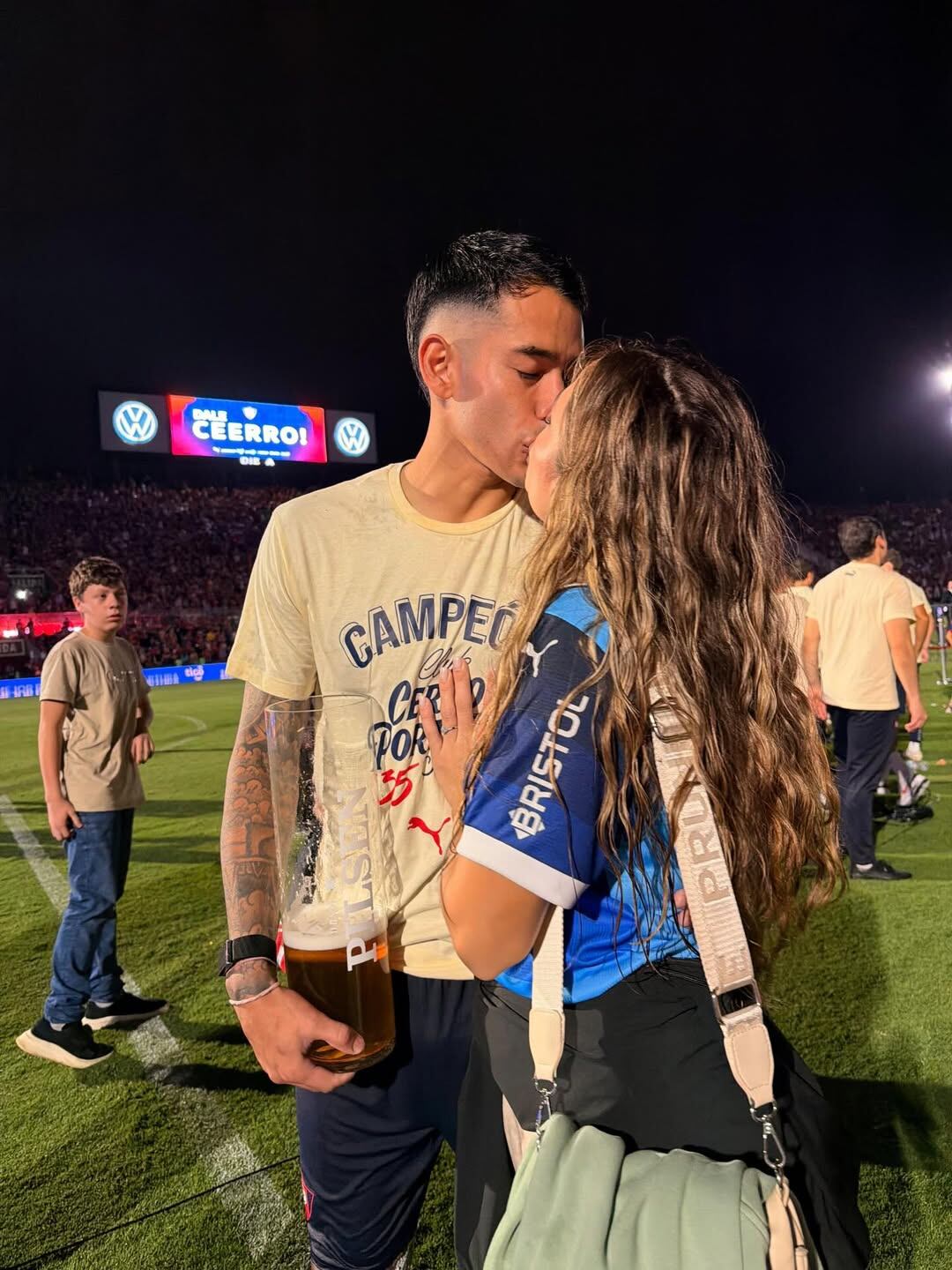 El beso de Sergio Araujo con Carmen, hermana de Juan Iturbe (Crédito: @sergioaraujo11/Instagram)