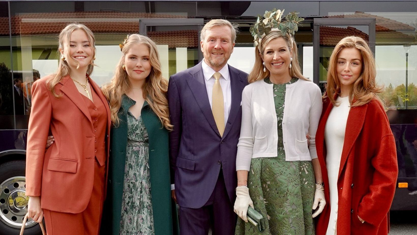 Los reyes Máxima y Guillermo de Holanda junto a sus tres hijas, las princesas Amelia, Alexia y Ariane en el Día del Rey (Instagram: casa real de Países Bajos)