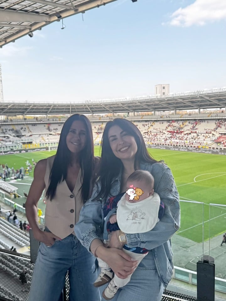 La modelo junto a su nuera, Giulia, quien sostiene al pequeño Tullio en brazos