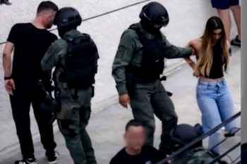 La policía presenta a varios