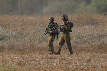 Soldados israelíes en busca de sospechosos (Europa Press/Saeed Qaq)