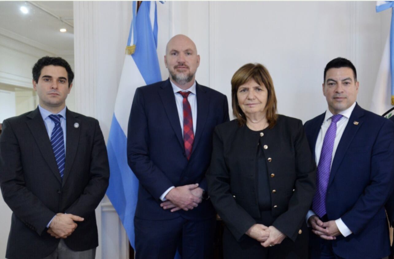 La exministra de Seguridad Patricia Bullrich junto a autoridades de la DEA