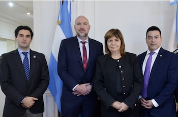 La exministra de Seguridad Patricia Bullrich junto a autoridades de la DEA
