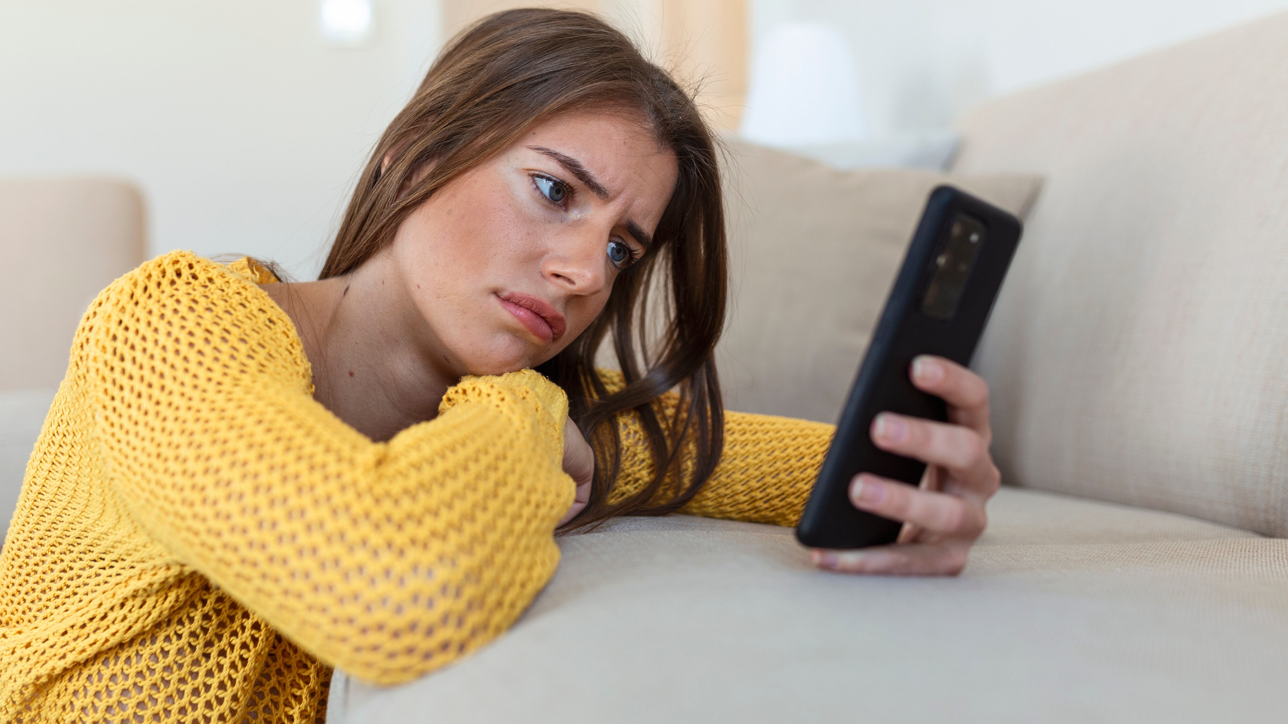 La adicción a los celulares pueda alejar a las personas de sus familiares y amigos. (Freepik)