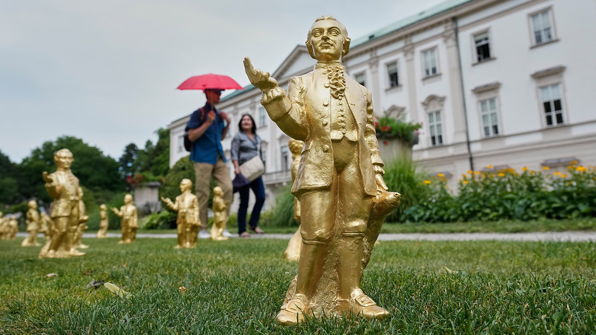 Una multitud de mini-Mozarts dorados conmemora los 270 años del nacimiento del compositor