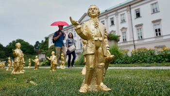 Una multitud de mini-Mozarts dorados conmemora los 270 años del nacimiento del compositor