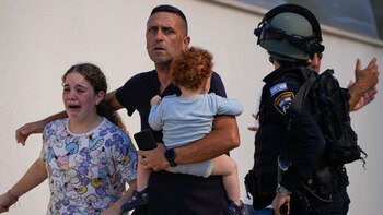 Una familia israelí es evacuada