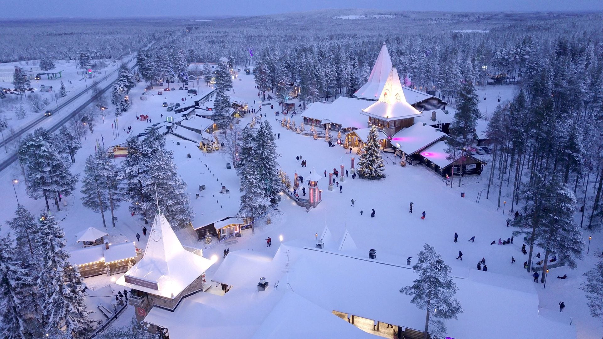 El ambiente mágico de Rovaniemi combina tradiciones navideñas, paisajes nevados y actividades para toda la familia durante todo el año (foto: REUTERS)