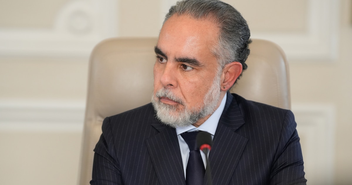 Armando Benedetti antecipou a discussão do salário mínimo, estimando que este teria um aumento significativo: “Vai terminar em 1.800.000 dólares”. Armando Benedetti antecipou a discussão do salário mínimo, estimando que este teria um aumento significativo: “Vai terminar em 1.800.000 dólares”.