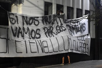 Más temprano, colgaron banderas con