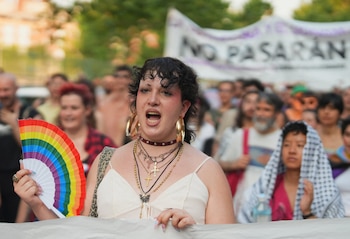 Personas toman las calles de Madrid para una protesta alternativa a la organizada por el Orgullo crítico de Madrid, una plataforma que promueve eventos paralelos a los oficiales. / Reuters - Juan Medina