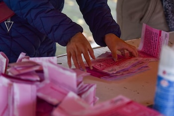 Personal eventual del INE trabajando