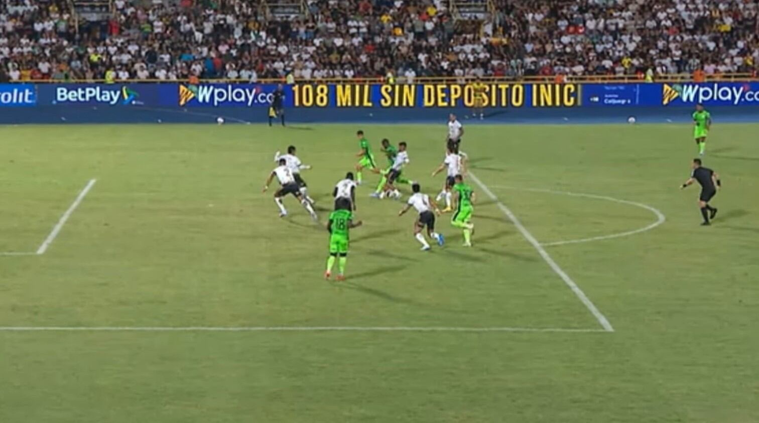 Pese a la ayuda del VAR, el juez Luis Matorel ratificó el penal a favor de Nacional ante Llaneros - crédito Captura de video Win Sports