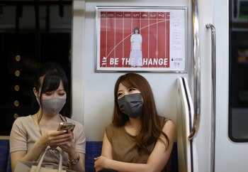 Mujeres viajan en tren durante