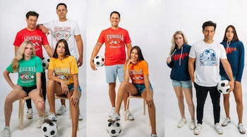 Seis modelos, tres hombres y tres mujeres, posan con ropa deportiva de fútbol de varias naciones y Kansas City sobre un fondo blanco, con balones.