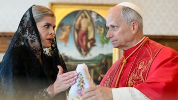 Laura Fernández se reunió con el papa León XIV en el Vaticano e invitó al pontífice a Costa Rica para 2027