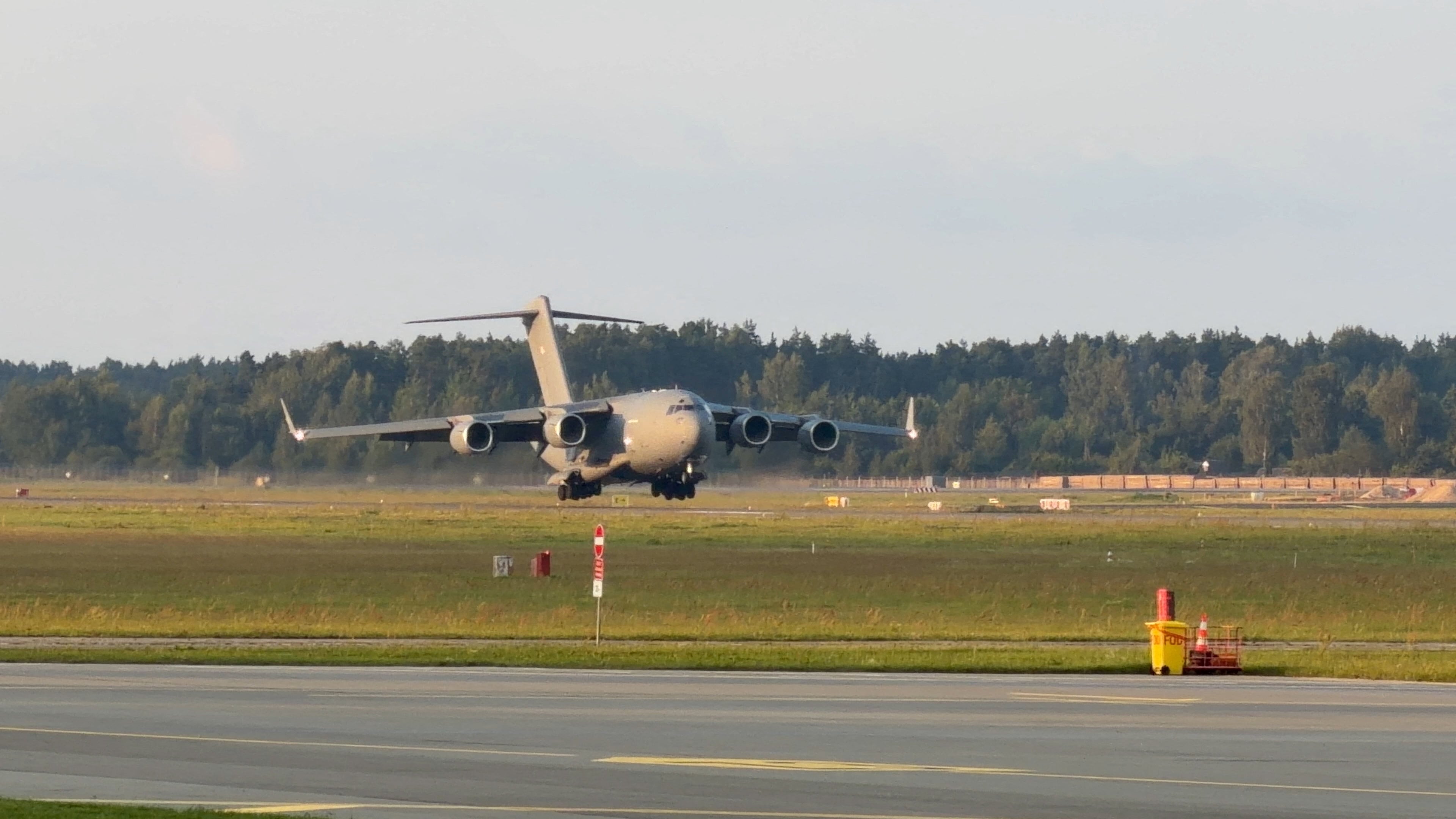 Un C-17 Globemaster, que se cree transportaba al director de la CIA de Estados Unidos, John Ratcliffe, aterriza cerca de Riga, Letonia, el 25 de agosto de 2026 (@ALFREDSPODINS VÍA X/vía REUTERS/Archivo)
