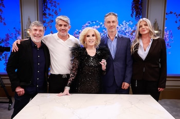 La conductora junto a sus