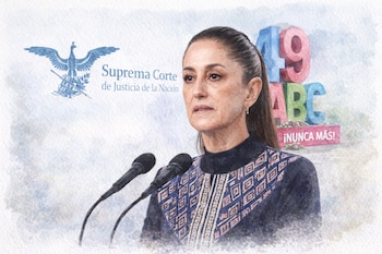 Mujer en primer plano detrás de dos micrófonos. Detrás, logo de la Suprema Corte de Justicia de la Nación y antimonumento 49 ABC con texto '¡NUNCA MÁS!'.