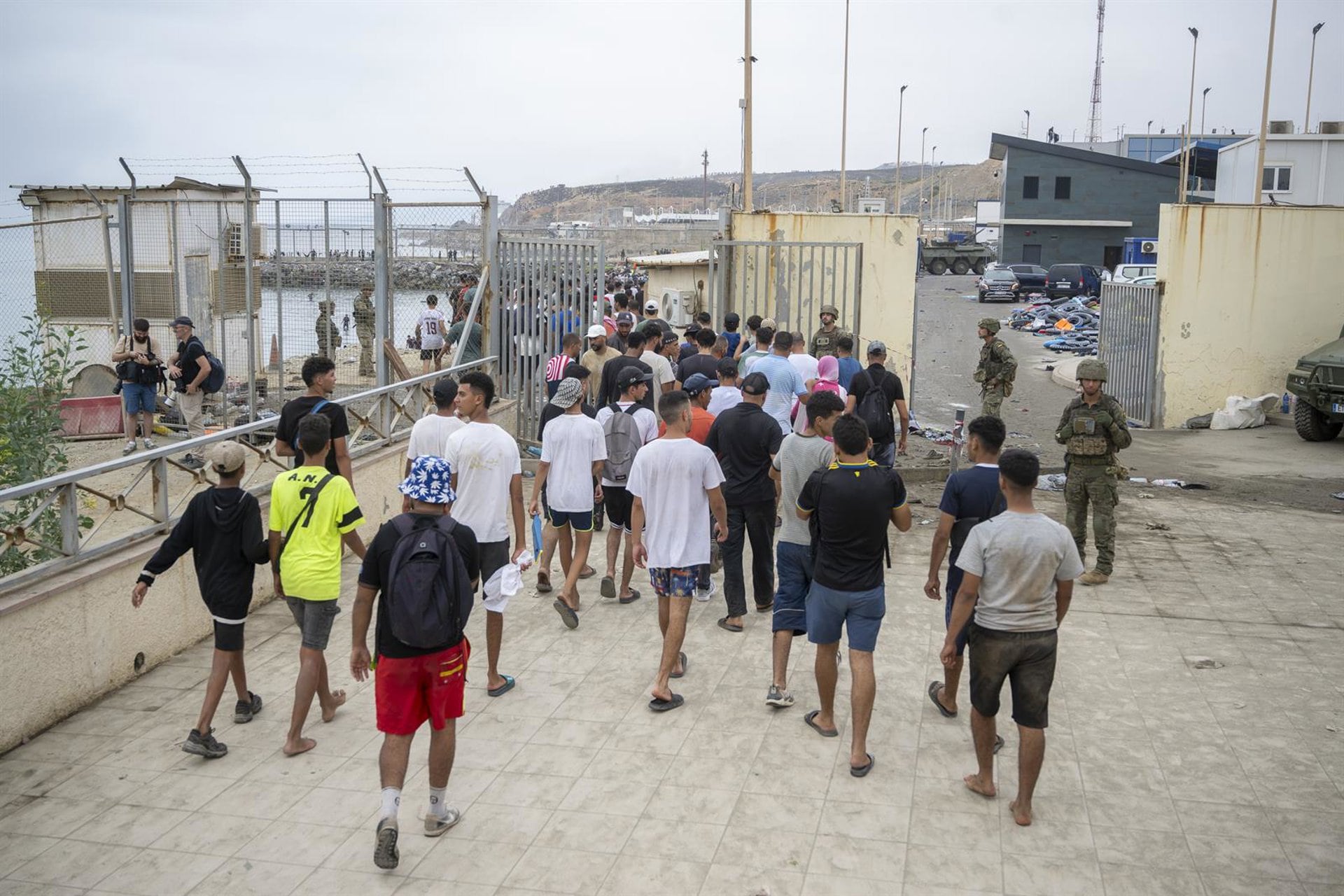 31/07/2026 Decenas de personas siguen intentando cruzar la frontera, a 31 de julio de 2026, en Ceuta (España). La ciudad autónoma de Ceuta ha amanecido con numerosas personas que seguían entrando desde Marruecos a primera hora de esta mañana después de una madrugada en la que la afluencia por la zona fronteriza no ha cesado. Miles de inmigrantes han accedido desde hoy a la ciudad autónoma a nado y también a pie bordeando el espigón que separa de Marruecos la ciudad autónoma. Fuentes policiales precisan que son más de 20.000 las personas que habrían entrado a España.
POLITICA
Marcos Moreno - Europa Press