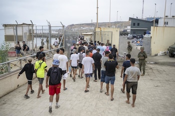 31/07/2026 Decenas de personas siguen intentando cruzar la frontera, a 31 de julio de 2026, en Ceuta (España). La ciudad autónoma de Ceuta ha amanecido con numerosas personas que seguían entrando desde Marruecos a primera hora de esta mañana después de una madrugada en la que la afluencia por la zona fronteriza no ha cesado. Miles de inmigrantes han accedido desde hoy a la ciudad autónoma a nado y también a pie bordeando el espigón que separa de Marruecos la ciudad autónoma. Fuentes policiales precisan que son más de 20.000 las personas que habrían entrado a España.
POLITICA
Marcos Moreno - Europa Press
