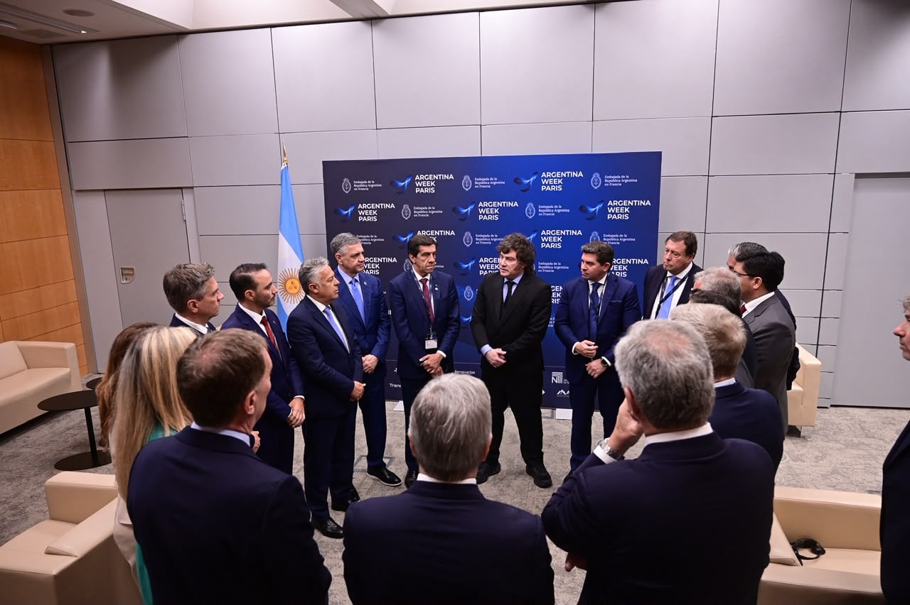 El presidente Javier Milei en Paris en un encuentro con gobernadores aliados