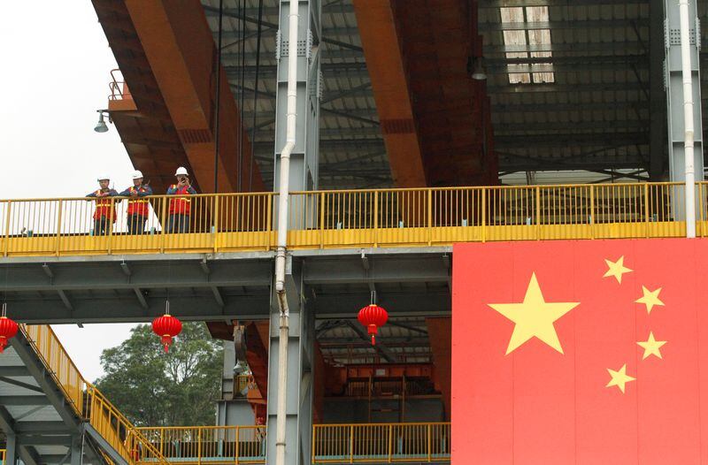 Trabajadores observan mientras comienza la producción de cobre en el proyecto minero Mirador, de propiedad china, en Tundayme, Ecuador (REUTERS/Daniel Tapia)