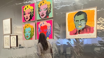 Andy Warhol vuelve a París como dibujante: 150 trazos, una madre calígrafa y la muestra que desafía el estereotipo pop
