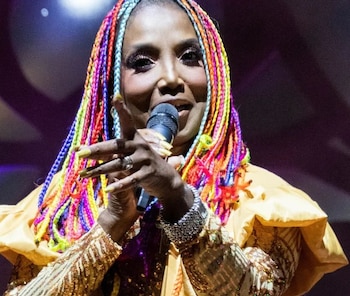 Lucrecia en una actuación. (@lucreciaagua)