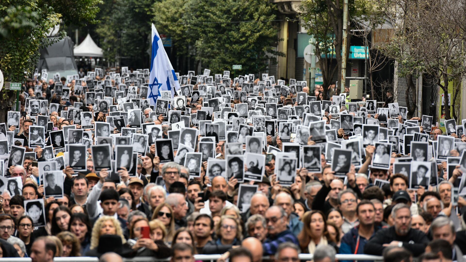 La comunidad judía muestra las fotos de las víctimas del ataque a la AMIA