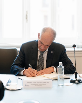 La gira oficial de Nasry Asfura por Italia incluye reuniones con empresarios para identificar oportunidades que contribuyan al crecimiento productivo y tecnológico de Honduras. (Foto: Casa Presidencial)