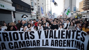 En un clima atravesado por la interna, Kicillof y el kirchnerismo marcharon por la Noche de los Lápices