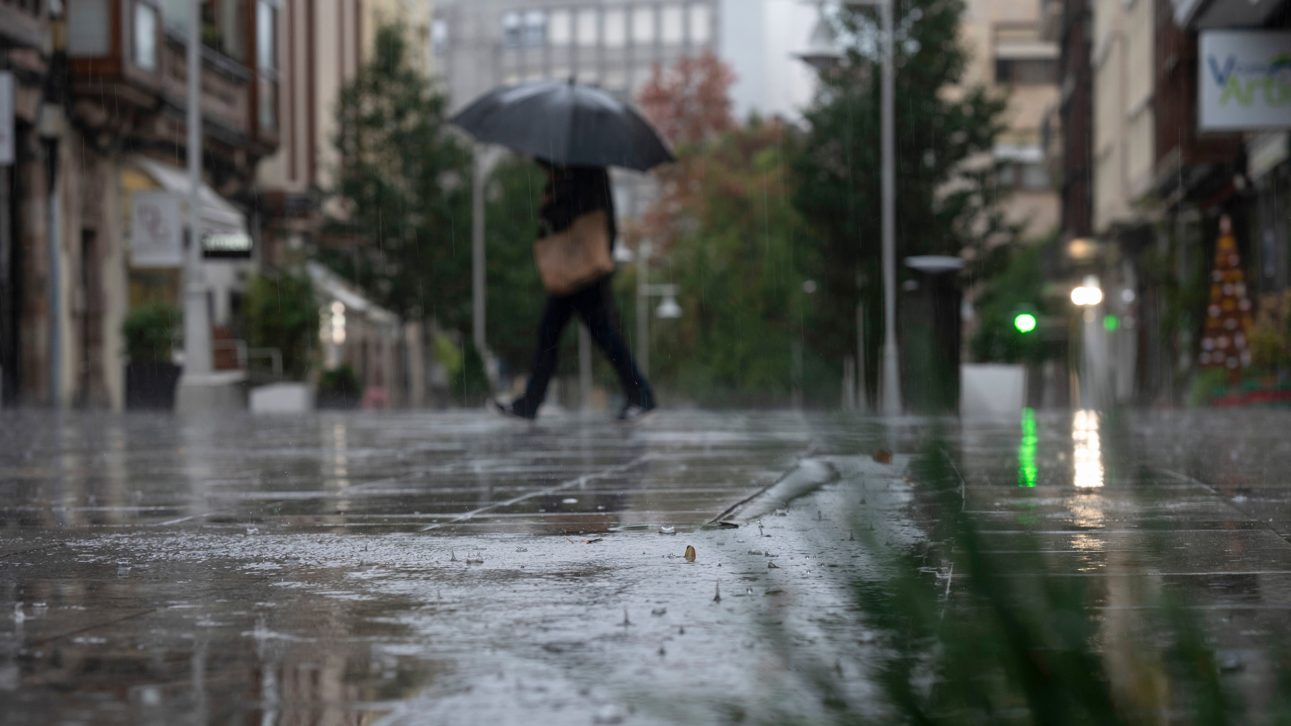 La llegada de una DANA a España este viernes dejará chubascos y tormentas fuertes en estas zonas, según la Aemet