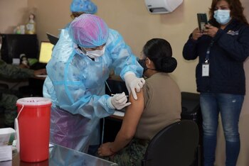 Vacunación en Quito (Reuters)