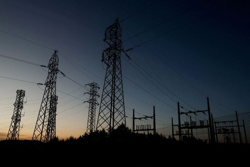 Líneas eléctricas que conectan torres de alta tensión (REUTERS/Jon Nazca)