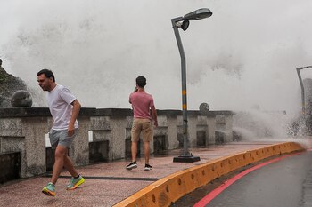 Una persona toma fotografías de