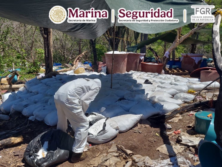Fue desmantelado un complejo clandestino de 5,700 m², el segundo laboratorio de metanfetamina más grande localizado en el gobierno de la presidenta Claudia Sheinbaum
Foto: FGR