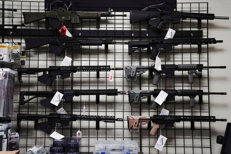 La medida impulsada por Ron DeSantis busca incentivar la compra legal y rastreable de armas y equipos relacionados. (REUTERS/Bing Guan)
