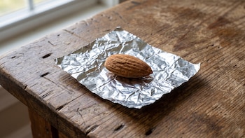 Para qué sirve llevar una almendra envuelta en papel aluminio y por qué todos lo están haciendo