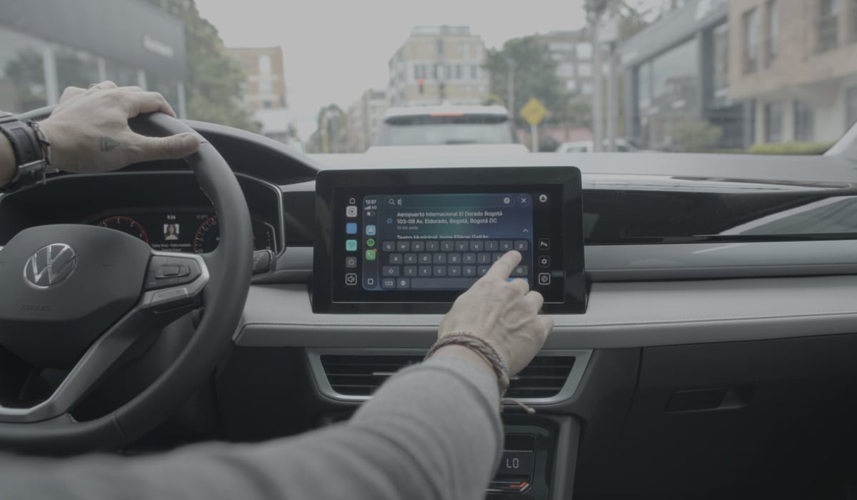 El Volkswagen Taos acompaña la rutina de la familia con espacio interior, techo panorámico, pantalla VW Play de 10 pulgadas y conectividad inalámbrica. (Infobae)