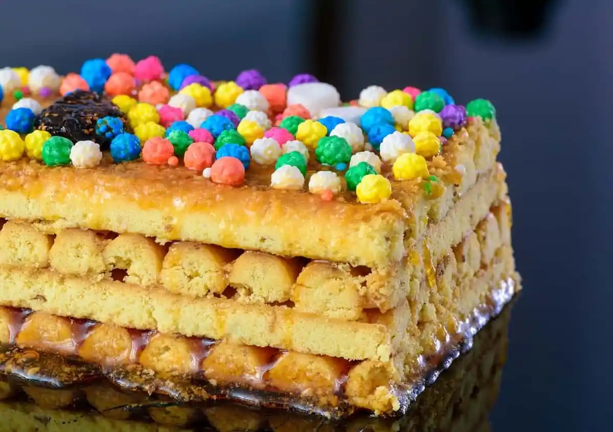 Entre las creaciones de autor destaca el Turrón de Cacao, elaborado con una masa ligeramente salada y crocante, acompañada de nibs y miel de mucílago de cacao. Foto: Comedera