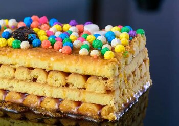 Entre las creaciones de autor destaca el Turrón de Cacao, elaborado con una masa ligeramente salada y crocante, acompañada de nibs y miel de mucílago de cacao.