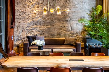 Cada espacio combina materiales nobles