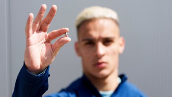 Antony Santos, extremo, también se