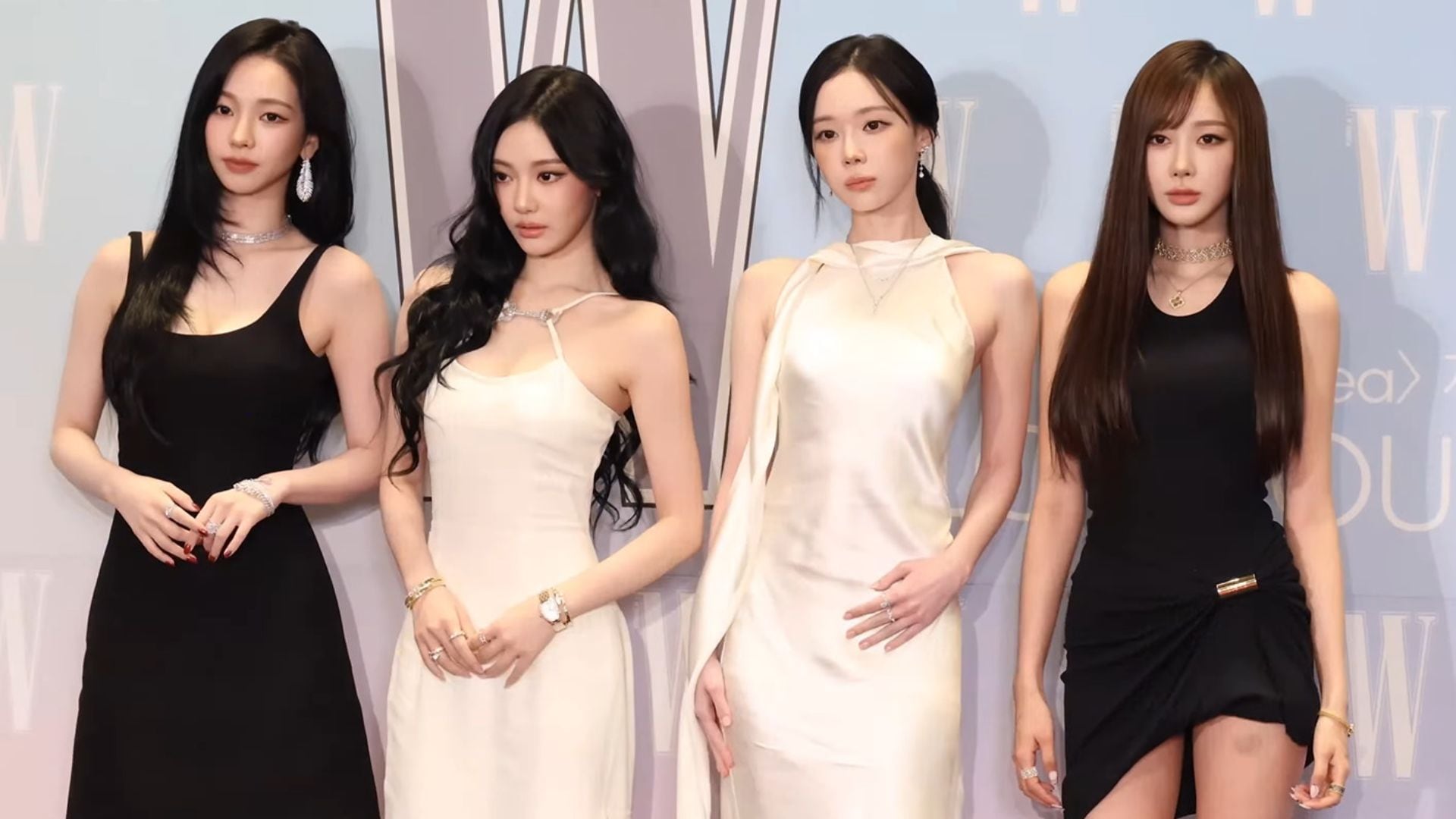 Las integrantes del grupo de k-pop Aespa posan durante un evento previo a su concierto en el recinto Costa 21 en Lima.