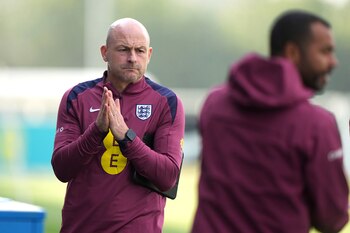 El entrenador interino de la selección inglesa Lee Carsley. (Joe Giddens/PA via AP)