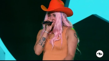 Karol G salió al escenario con mucha actitud - crédito Emisión Yo me llamo / Caracol Televisión