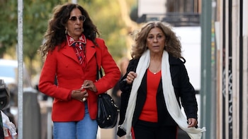 Lolita y Rosario Flores presumen de su unión disfrutando de una comida con sus hijos